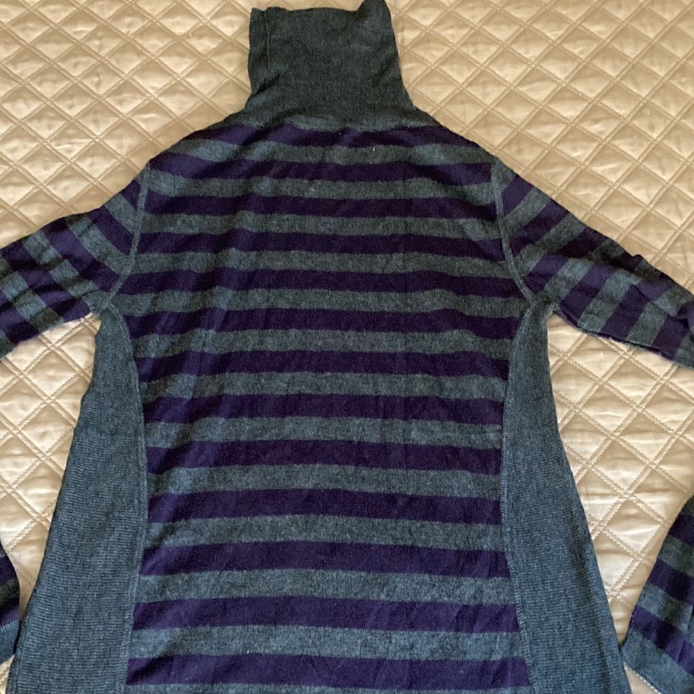 Kokun Women’s Bamboo/Cashmere Turtleneck Sweater in Gray & Purple. Size Small. - Picture 4 of 7